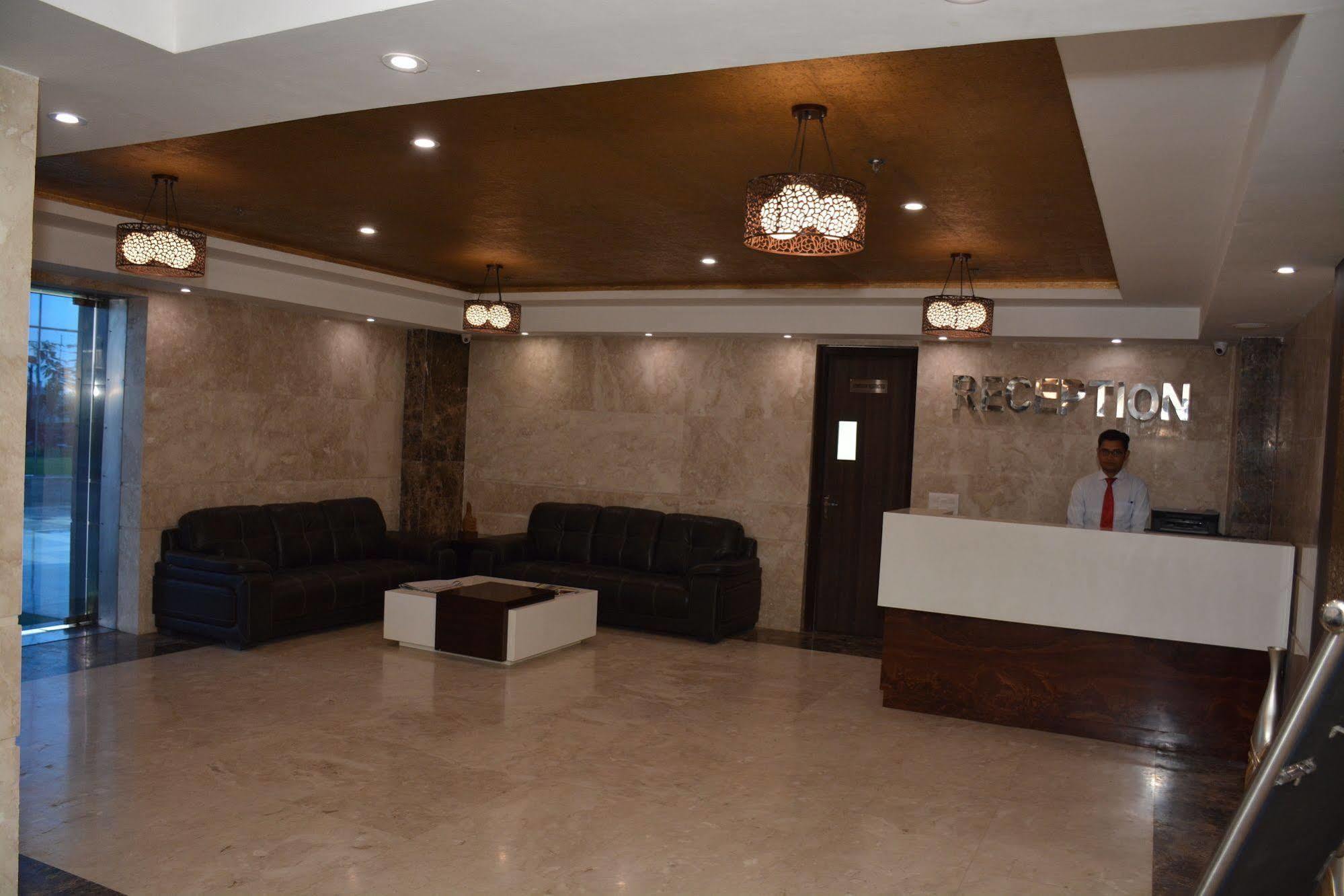 Hide Away Suites Noida Extérieur photo
