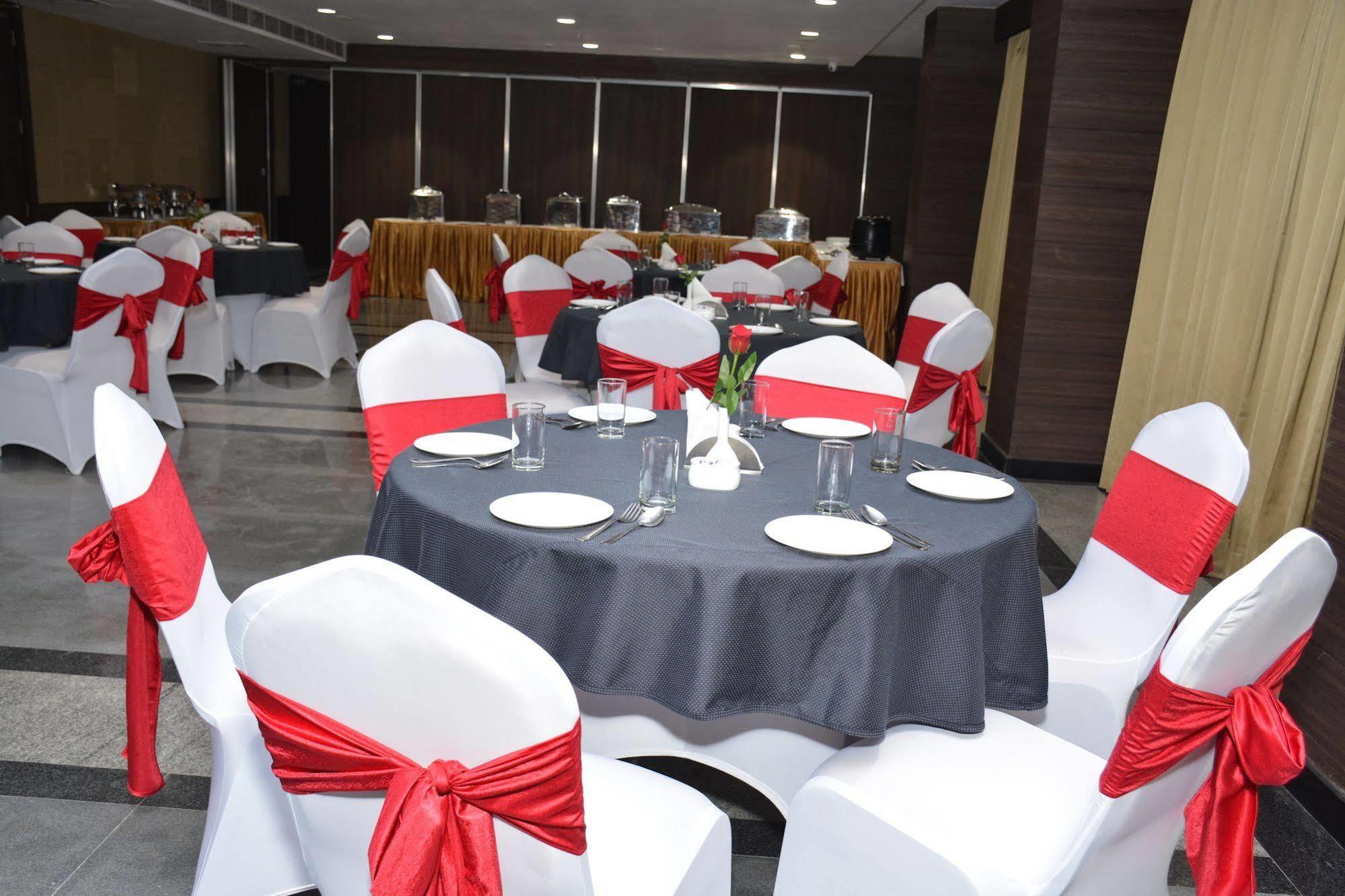 Hide Away Suites Noida Extérieur photo