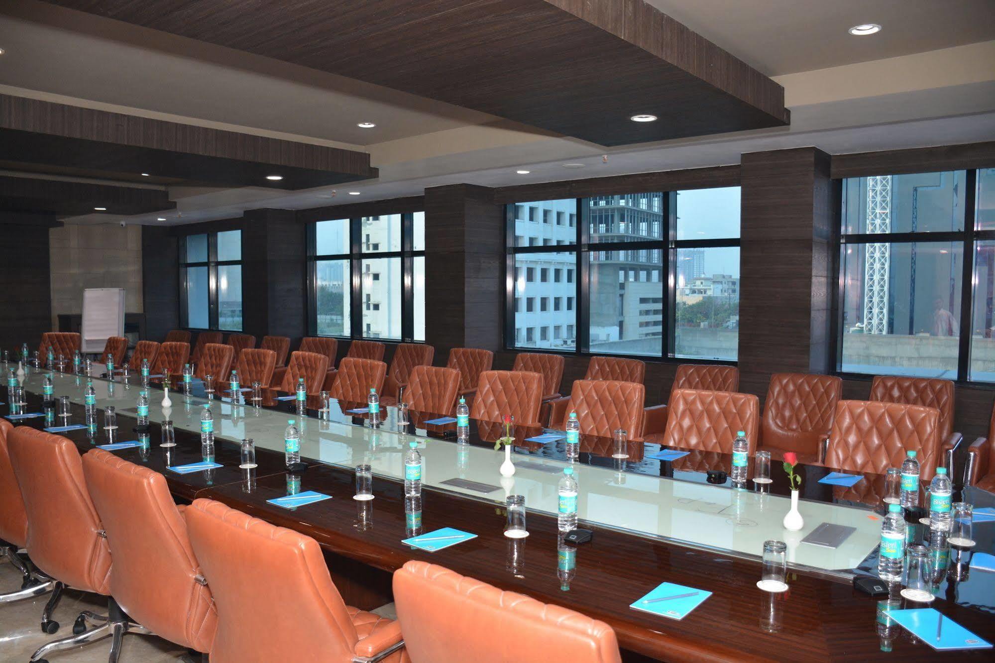 Hide Away Suites Noida Extérieur photo