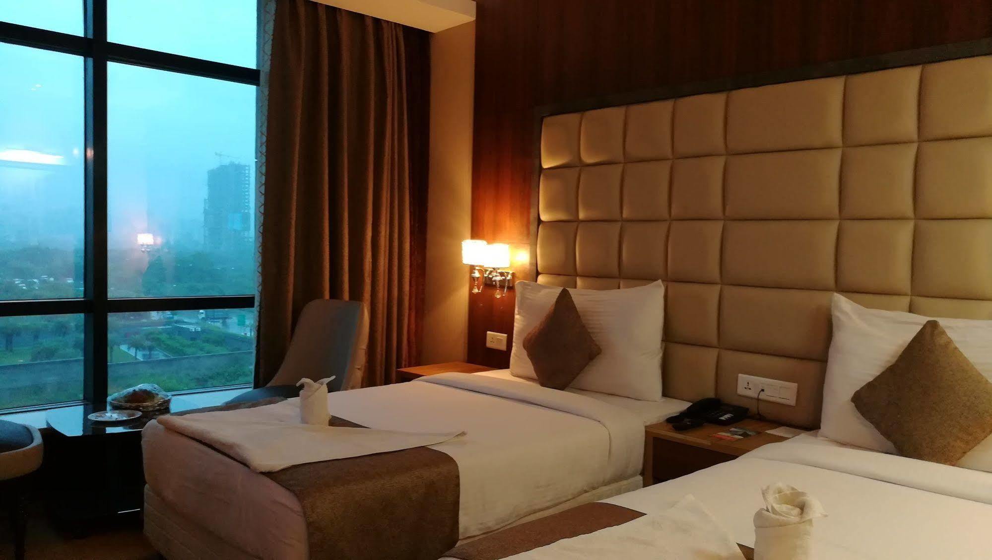 Hide Away Suites Noida Extérieur photo