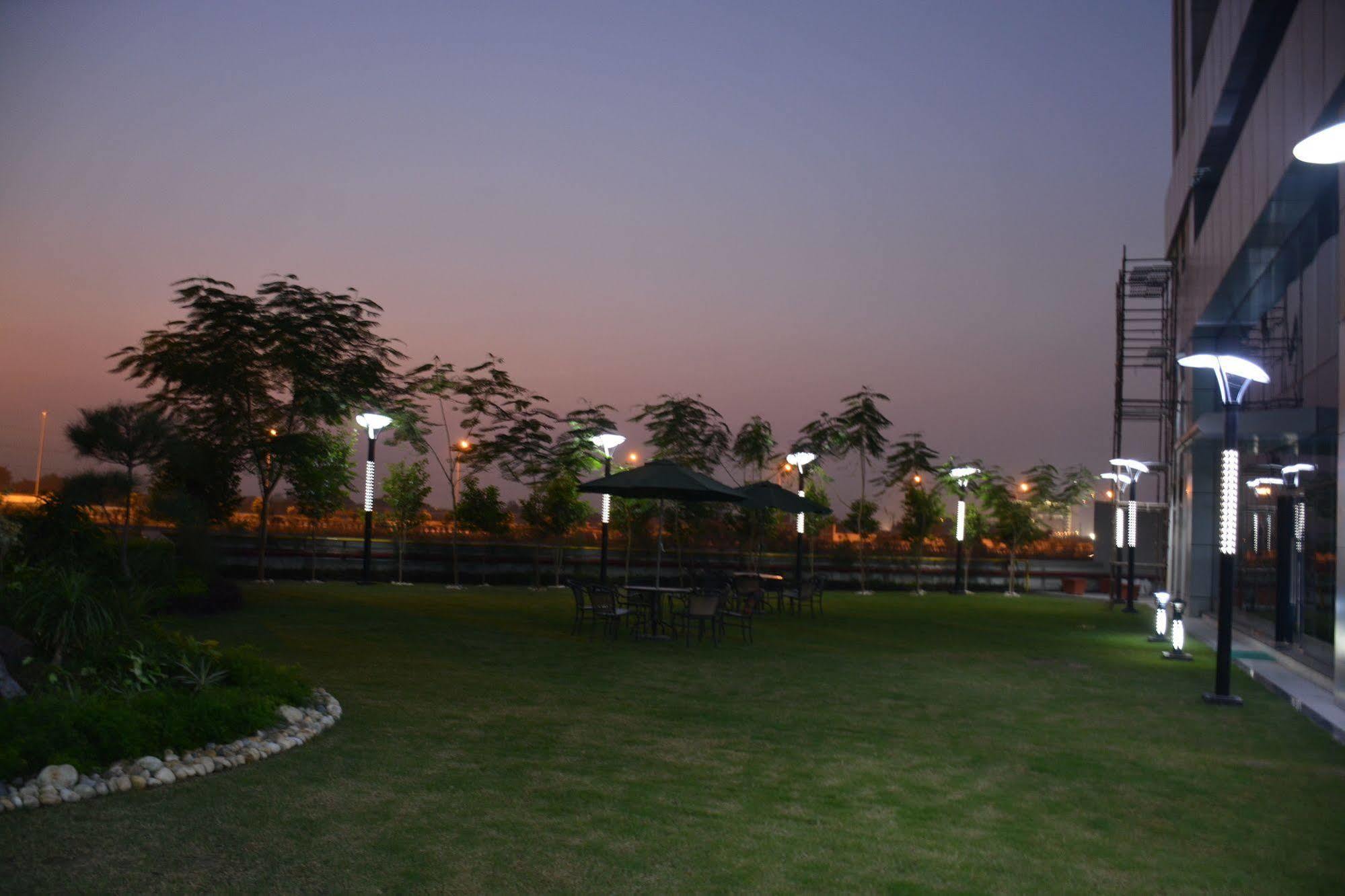 Hide Away Suites Noida Extérieur photo